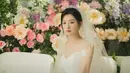 Hong Hae In memancarkan keanggunan dalam gaun pengantinnya yang memukau. Dia tampak gugup dan membenahi lengan gaunnya sambil menunggu di kamar pengantin. (Foto: Instagram/ tvn_drama)