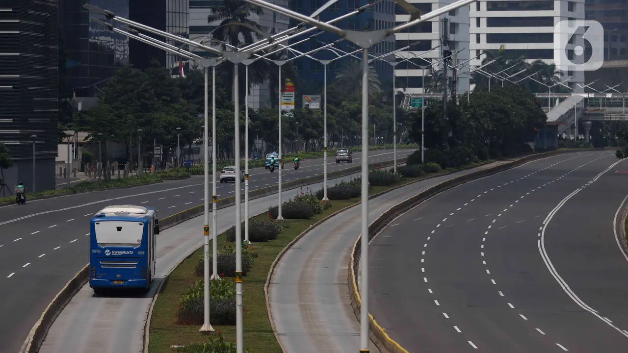 Hari Pertama PSBB, Jalan di Jakarta Lengang