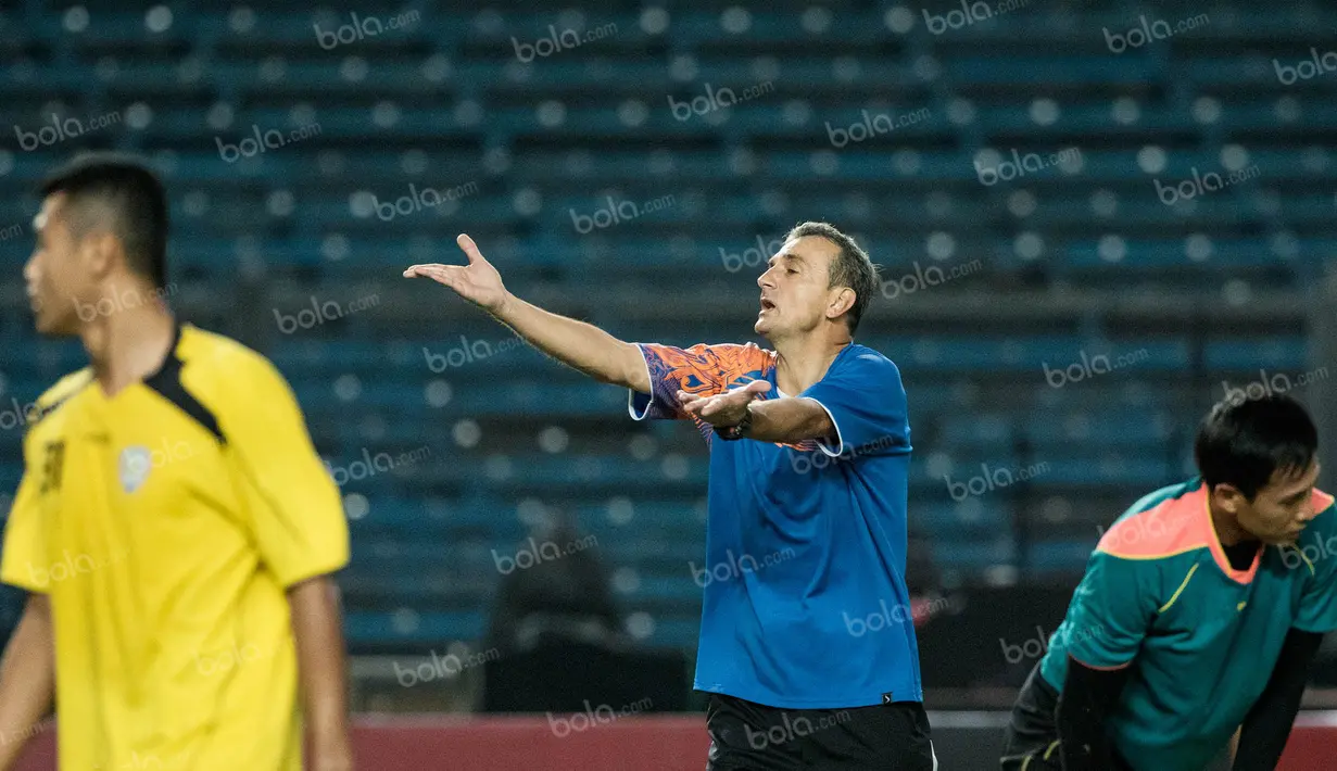 Laga final besok juga menjadi pembuktian bagi pelatih Arema Cronus, Milomir Seslija, bahwa dirinya lebih hebat meracik strategi dibanding kompatriotnya pelatih Persib Bandung, Dejan Antonic. (Bola.com/Vitalis Yogi Trisna)