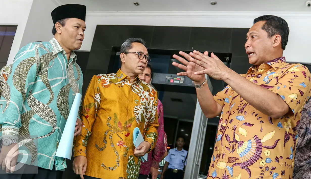 Zulkifli Hasan saat berbincang dengan Budi Waseso di BNN, Cawang, Jakarta, Jumat (4/3/2016). Buwas mengungkapkan masalah status BNN meski di bawah Presiden namun struktur eselonnya pada eselon I yang setara dengan Dirjen. (Liputan6.com/Yoppy Renato)