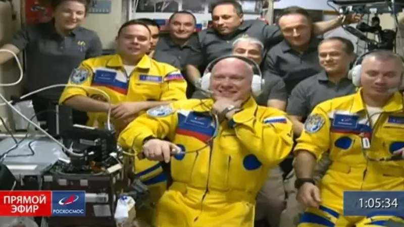 Kosmonot Oleg Artemyev, Denis Matveev dan Sergey Korsakov mengapung di ISS setelah tiba dengan pesawat ruang angkasa Soyuz pada 18 Maret 2022. (Roscosmos TV)