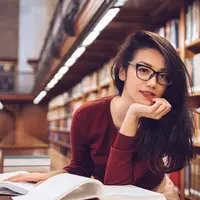 Velove Vexia, penampilannya selalu memukau dan memesona. Apalagi kalau aktris yang satu ini berpenampilan girly. Pastinya, bikin para lelaki bakal susah mengedipkan mata saking terpukaunya. (Instagram/vaelovexia)