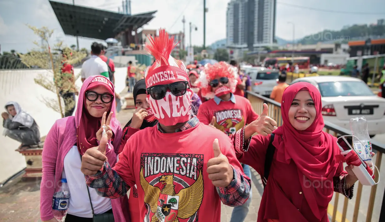 Suporter Timnas Indonesia bergaya sebelum menonton pertandingan melawan Timor Leste pada laga SEA Games di Stadion MPS, Selangor, Minggu (20/8/2017). Indonesia menang 1-0 atas Timor Leste. (Liputan6/Faizal Fanani)