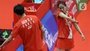 Pebulutangkis Korea Selatan, Seo Seung Jae/Chae Yujung saat melawan Tontowi Ahmad/Apriyani Rahayu (Indonesia) pada babak pertama ganda campuran Indonesia Master 2020 di Istora GBK, Jakarta, Rabu (15/1/2020). Pertandingan tidak dilanjutkan karena Chae Yujung cedera. (Liputan6.com/Helmi Fithriansyah)