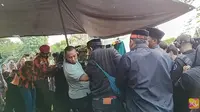 10 Potret Suasana Pemakaman Mpok Alpa, Diiringi Tangis Keluarga dan Sahabat