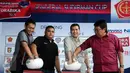 Wakil Presiden Persija Jakarta, Asher Siregar mengangkat hasil undian babak delapan besar Piala Jenderal Sudirman 2015 di Jakarta, Kamis (3/12/2015). (Liputan6.com/Helmi Fithriansyah)