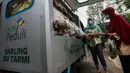 Penjual sayuran menggunakan transportasi Gerobak Motor Listrik di Srengseng Sawah, Jakarta, Kamis (20/1/2022). PLN melalui Program Tanggung Jawab Sosial dan Lingkungan (TJSL) memberikan inovasi dalam upaya peningkatan produktivitas di sektor usaha mikro kecil (UMK). (Liputan6.com/Johan Tallo)