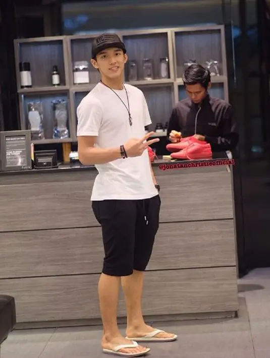Tak cuma berlatih keras sepanjang hari, ternyata Jonatan Christie juga cukup memperhatikan penampilannya ketika hang out keluar rumah. (instagram.com/jonatanchristieofficial)