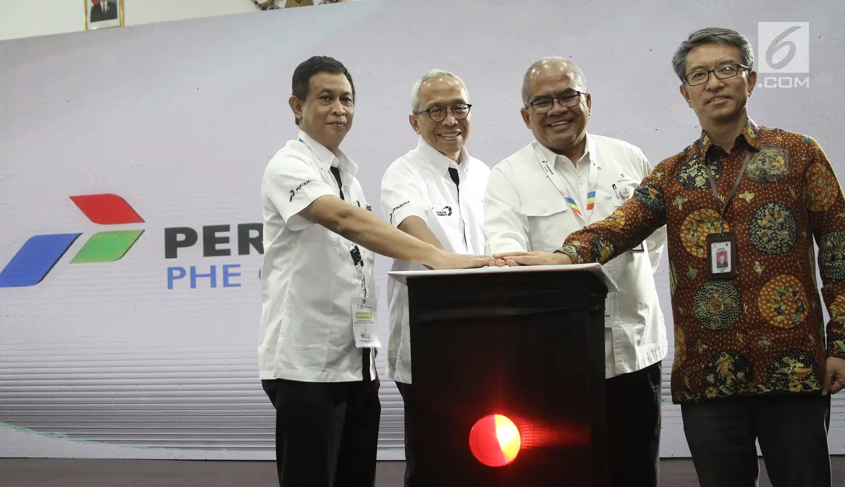 Direktur Hulu Pertamina Dharmawan Samsu (kedua kiri) bersama Kepala SKK Migas Amien Sunaryadi (kedua kanan) menekan tombol saat serah terima alih kelola WK SES di Pulau Pebelokan, Kepulauan Seribu, Jakarta, Rabu (5/9). (Liputan6.com/Herman Zakharia)