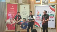 Wakil Menteri Pemuda dan Olahraga, Taufik Hidayat (tengah) berbicara mengenai pentingnya Festival Olahraga Masyarakat Nasional (Fornas) VIII 2025 di NTB yang akan digelar pada 26 Juli hingga 1 Agustus 2025. (Bola.com/Istimewa)