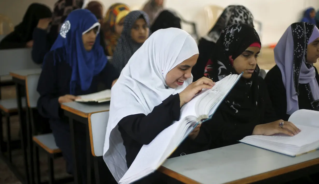 Suasana saat sejumlah penyandang tunanetra belajar membaca Alquran versi braille di Gaza, Palestina, Kamis (18/6). Bulan Ramadan, warga Palestina, mendapat pelajaran membaca dan menghafal Alquran secara gratis. (REUTERS/Suhaib Salem)