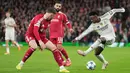 Pemain Liverpool, Conor Bradley (kiri) membayangi pergerakan pemain Real Madrid, Vinicius Jr dalam laga Liga Champions 2025/2026 di Anfield, Liverpool, Inggris, Selasa (04/11/2025) waktu setempat. (AP Photo/Jon Super)