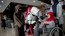 Sejumlah karakter film Star Wars menyapa pasien di Siloam Hospitals TB Simatupang, Jakarta Selatan, Sabtu (6/4). Kehadiran karakter Star Wars ini untuk menghibur para pasien, khususnya anak-anak di rumah sakit tersebut. (Liputan6.com/Faizal Fanani)