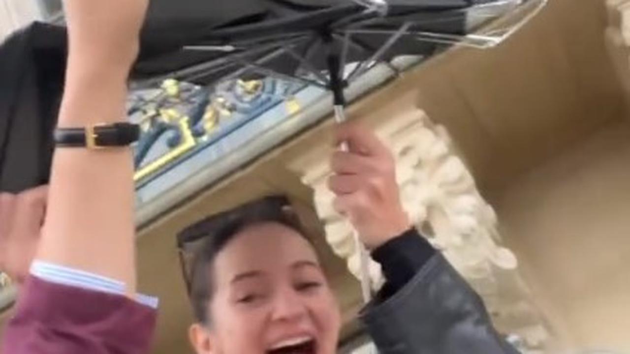 7 Keseruan Enzy Storia Liburan di Paris Bareng Febby Rastanty, Ngakak Saat Payung Terbalik Kena Hujan Badai