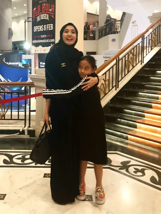 "Salah satu rezeki kurniaan Allah adalah dgn menghadirkan teman yg saling menjaga dan mengingati utk kebaikkan dunia dan akhirat..," tulis artis Malaysia Erra Fazira. (Instagram/laudyacynthiabella)
