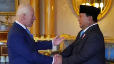 Presiden Republik Indonesia, Prabowo Subianto (kanan) beraudiensi dengan Raja Inggris Charles III di Istana Buckingham, London, pada Kamis 21 November 2024. (Jonathan Brady/POOL/AFP)