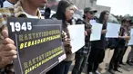 Massa yang tergabung dalam Koalisi Masyarakat Menyelamatkan KPK membentangkan poster saat aksi menolak UU KPK di Gedung DPR, Jakarta, Selasa (17/9/2019). Dalam aksinya massa membawa poster bertuliskan kekecewaan terhadap Jokowi dan DPR karena mengesahkan UU KPK. (merdeka.com/Iqbal S. Nugroho)