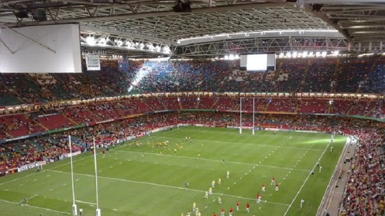 Atap Millennium Stadium digunakan pada laga Timnas Wales di ajang rugbi. 