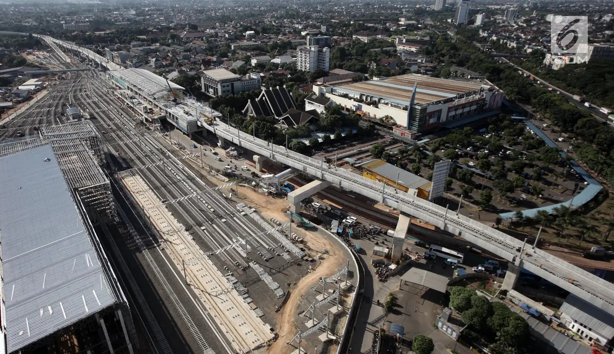 Penampakan proyek Depo MRT di kawasan Lebak Bulus, Jakarta Selatan, Selasa (9/1). Sejumlah rel kereta terlihat sudah tertata dengan rapi. (Liputan6.com/Arya Manggala)