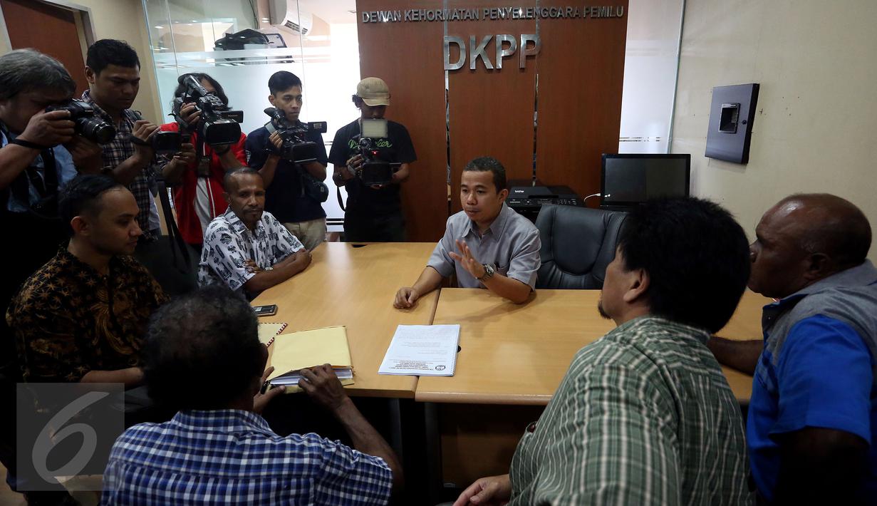 Sejumlah warga yang tergabung dalam Forum Komunikasi Masyarakat Peduli Papua (FKMPP) mendatangi kantor Dewan Kehormatan Penyelenggara Pemilihan Umum (DKPP) di Jakarta, Kamis (16/3). ).(Liputan6.com/JohanTallo)