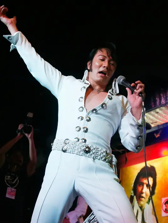 Penampilan peserta asal Jepang, Yukihiro Nishijimapada final kontes menyanyikan lagu Elvis Persley di Manila, Filipina, Sabtu (19/8). Sejumlah peserta dari beberapa negara berpartispasi pada lomba yang pertama di Asia ini. (AP Photo/Bullit Marquez)