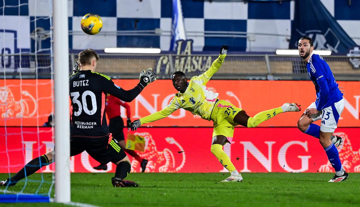 Pemain Juventus, Kolo Muani, mencetak gol ke gawang Como dalam lanjutan Liga Italia di Stadio Giuseppe Sinigaglia, Jumat (7/2/2025). (AFP/Piero Cruciatti)