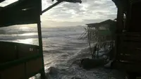 Gelombang Pasang Rusak Bangunan di Pesisir Pantai Palabuhanratu. (Liputan6.com/Mulvi Mohammad)