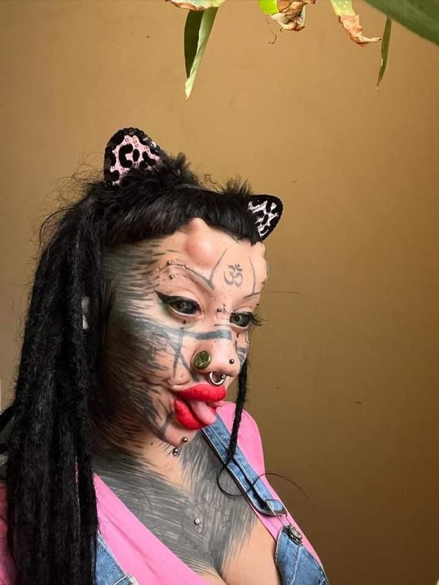 Lakukan Operasi Tubuh Sejak Usia 11 Tahun, Tampilan Wanita Ini Bak Kucing