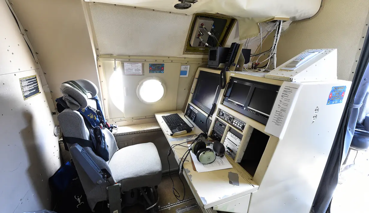 Ruang pengawasan pesawat Kirmet milik NOAA di Coast Guard Air Station, Bandara Opa Locka, Miami, AS (12/5). Pesawat ini juga mendukung penelitian mengenai liputan es Arktik, studi kimia udara, dan suhu air laut. (AFP Photo/Rhona Wise)