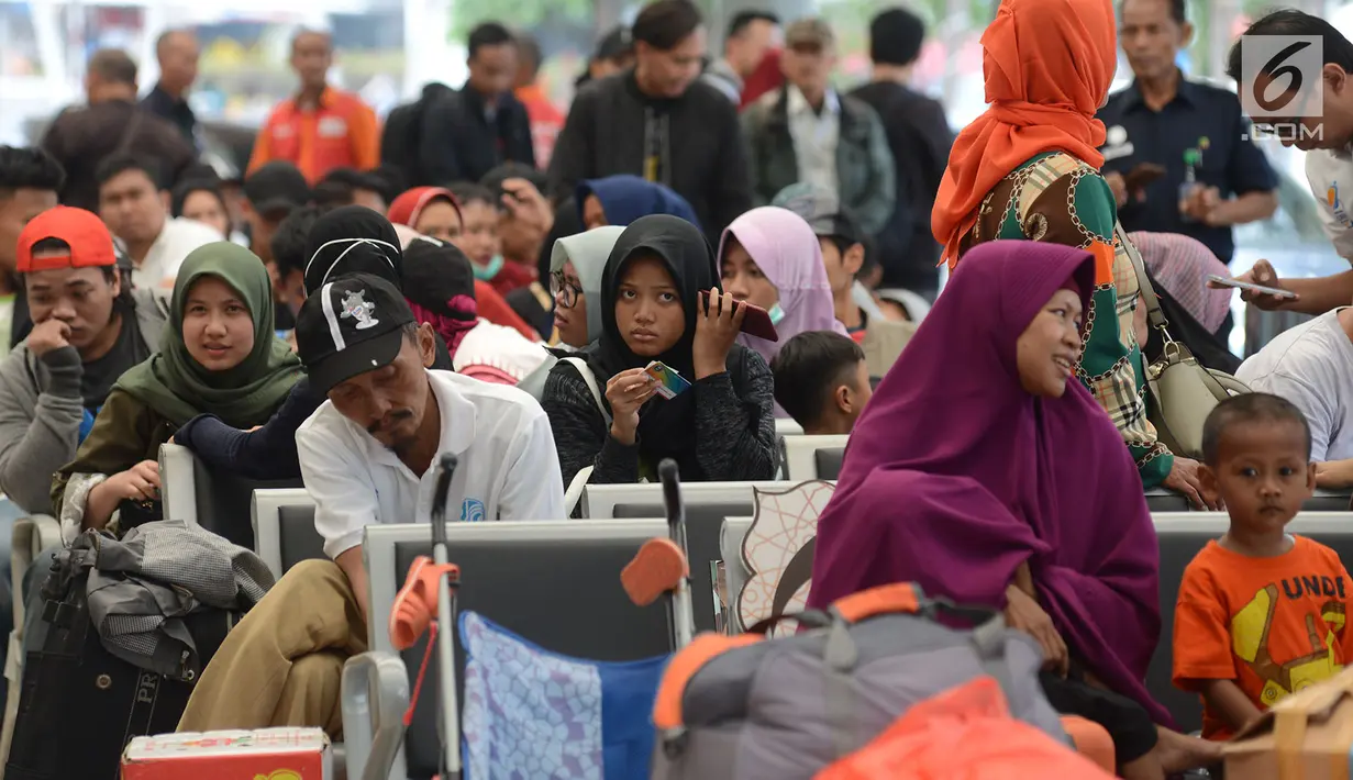 Calon penumpang menunggu pemberangkatan di Stasiun Pasar Senen, Jakarta, Rabu (29/5/2019). H-7 Lebaran, Stasiun Pasar Senen mulai dipadati penumpang yang ingin mudik ke kampung halaman masing-masing. (merdeka.com/Imam Buhori)