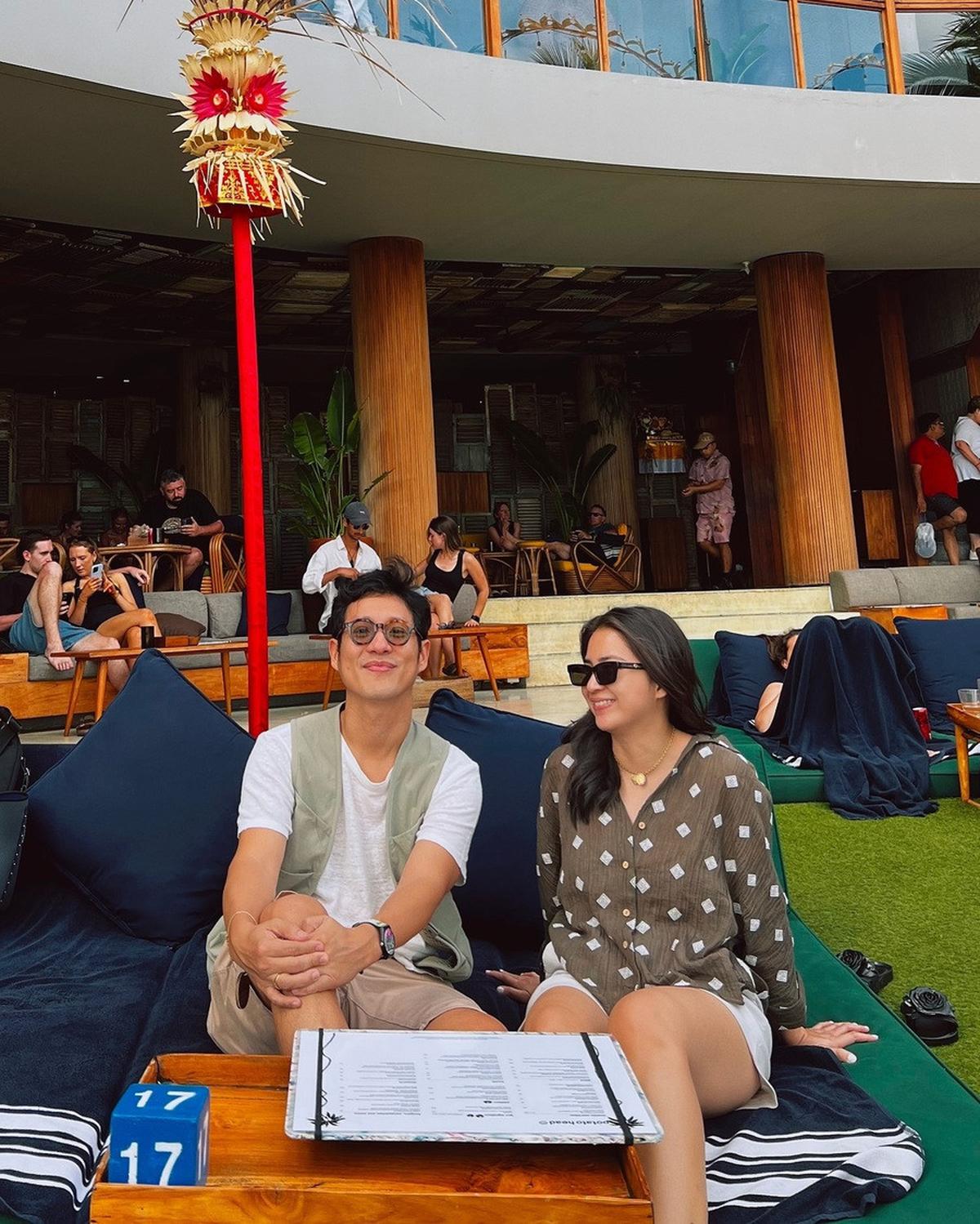 "Dulu waktu masih PDKT pernah ngedate di sini. Lalu sekarang kembali lagi ke pohe udah sama my halal boyfriend dan nambah dua monster kecil," tulisnya sebagai caption.
