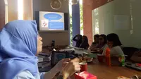 Ovi Soviaty Rivay, Kepala Bidang Pemasyarakatan, memberikan materi Logika dan Kalimat Efektif pada Kelas Kamisan (18/07)