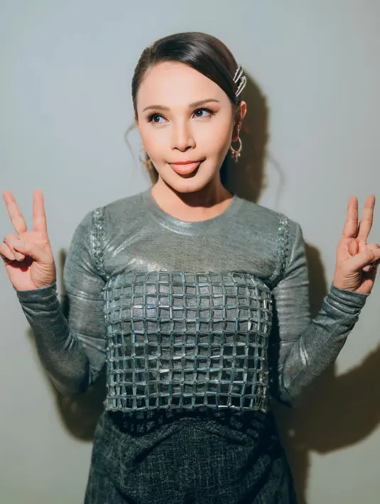 Rossa tampil mengenakan long sleeve abu-abu shimmer dengan celana kulot linen abu-abu gelap. [@itsrossa910]