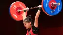 Lifter putri Indonesia Windy Cantika Aisah melakukan angkatan snatch dalam kelas 49 Kg Putri Grup A Olimpiade Tokyo 2020 di Tokyo International Forum, Sabtu (24/7/2021). Windy Cantika mempersembahkan medali pertama bagi Indonesia yakni perunggu dengan total angkatan 194 Kg. (Vincenzo PINTO/AFP)