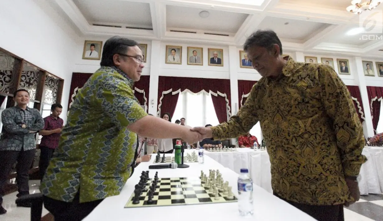 Menteri PPN/Kepala Bappenas Bambang Brodjonegoro (kiri) bersalaman dengan Grand Master Catur Indonesia Cerdas Barus (kanan) dalam acara Porseni 2018 di kantor Kementerian PPN/Bappenas, Jakarta, Jumat (14/9). (Liputan6.com/HO/Bappenas)