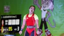 Lifter DKI Jakarta, Irma C Gusdarifah mengekspresikan kekecewaan usai gagal melakukan angkatan clean and jerk kelas 58kg PON XIX Jabar di Gymnasium Si Jalak Harupat, Kab Bandung, Rabu (21/9). Irma meraih perunggu. (Liputan6.com/Helmi Fithriansyah)