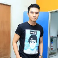 "Ini pas ngidam anak kedua nih nggak mau liat muka aku, terus juga minggat, ya mungkin ngidam, doain aja yang terbaik," lanjut Aldi yang berharap bisa mempertahankan rumah tangganya. (Deki Prayoga/Bintang.com)