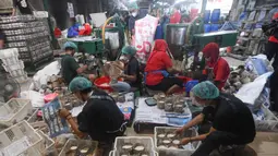 Jelang perayaan tahun baru Imlek 2576 Kongzili atau 2025 Masehi, pengusaha pembuatan kue keranjang kebanjiran pesanan. (merdeka.com/Arie Basuki)