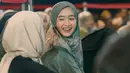 Jepretan foto yang memperlihatkan momen Febby mengikuti kajian ini langsung membuat netizen terpana. Penampilan terbarunya setelah pulang umrah ini disebut makin bersinar dan bikin adem. Ia juga terlihat tersenyum ramah kepada peserta lain dalam kajian yang duduk di dekatnya. (Liputan6.com/IG/@ayah_amanah)