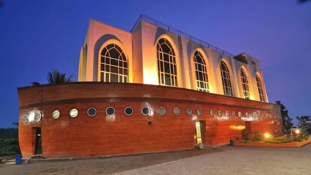 Masjid Safinatun Najah yang berbentuk serupa dengan bahtera Nabi Nuh (Istimewa)