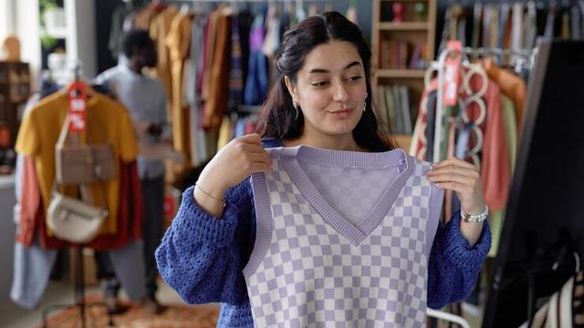 Ilustrasi membeli pakaian thrifting/freepik.com/seventyfour