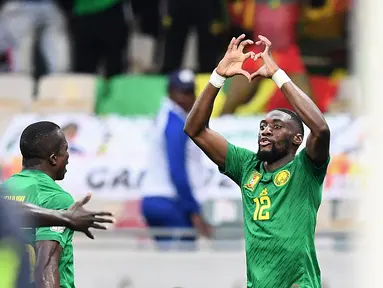 Pemain depan Kamerun Karl Toko Ekambi berselebrasi setelah mencetak gol ke gawang Gambia pada pertandingan perempatfinal Piala Afrika 2021 di Japoma Stadium, Minggu (30/1/2022) dini hari WIB. Kamerun melangkah ke semifinal usai menang atas Gambia, 2-0. (CHARLY TRIBALLEAU / AFP)