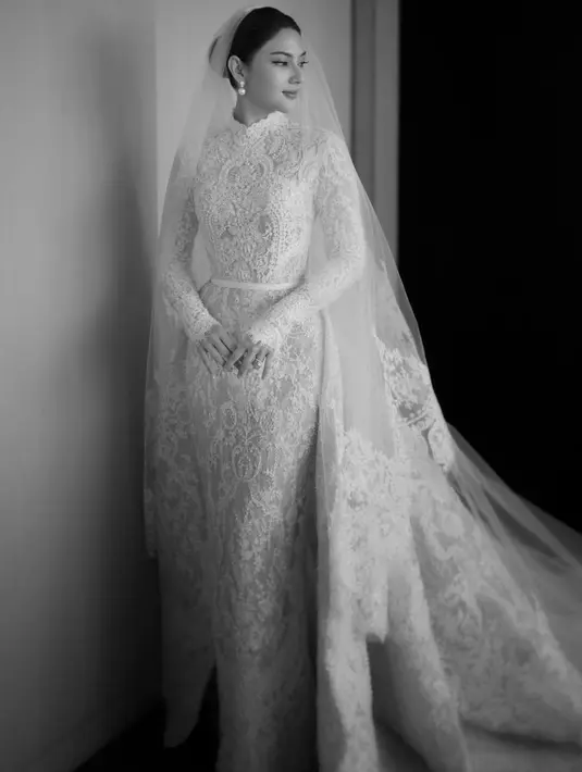 Menggunakan gaun dari Yefta Gunawan, Jessica Mila tampil klasik dalam dress brukat. Dress tertutup ini memiliki kerah tinggi yang bikin terlihat elegan. [@yeftagunawan]