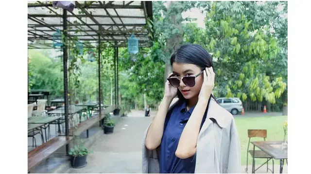 Gaya Ina Marika saat mengenakan kacamata, kece dan keren.
