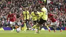 Striker Burnley, Zeki Amdouni mencetak gol penyeimbang 1-1 ke gawang Manchester United melalui eksekusi penalti pada laga pekan ke-35 Premier League 2023/2024 di Old Trafford Stadium, Manchester, Sabtu (27/4/2024). (PA via AP Photo/Ian Hodgson)