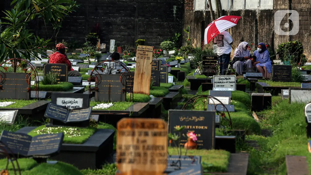 Ziarah Kubur Jelang Ramadhan di TPU Tanah Kusir