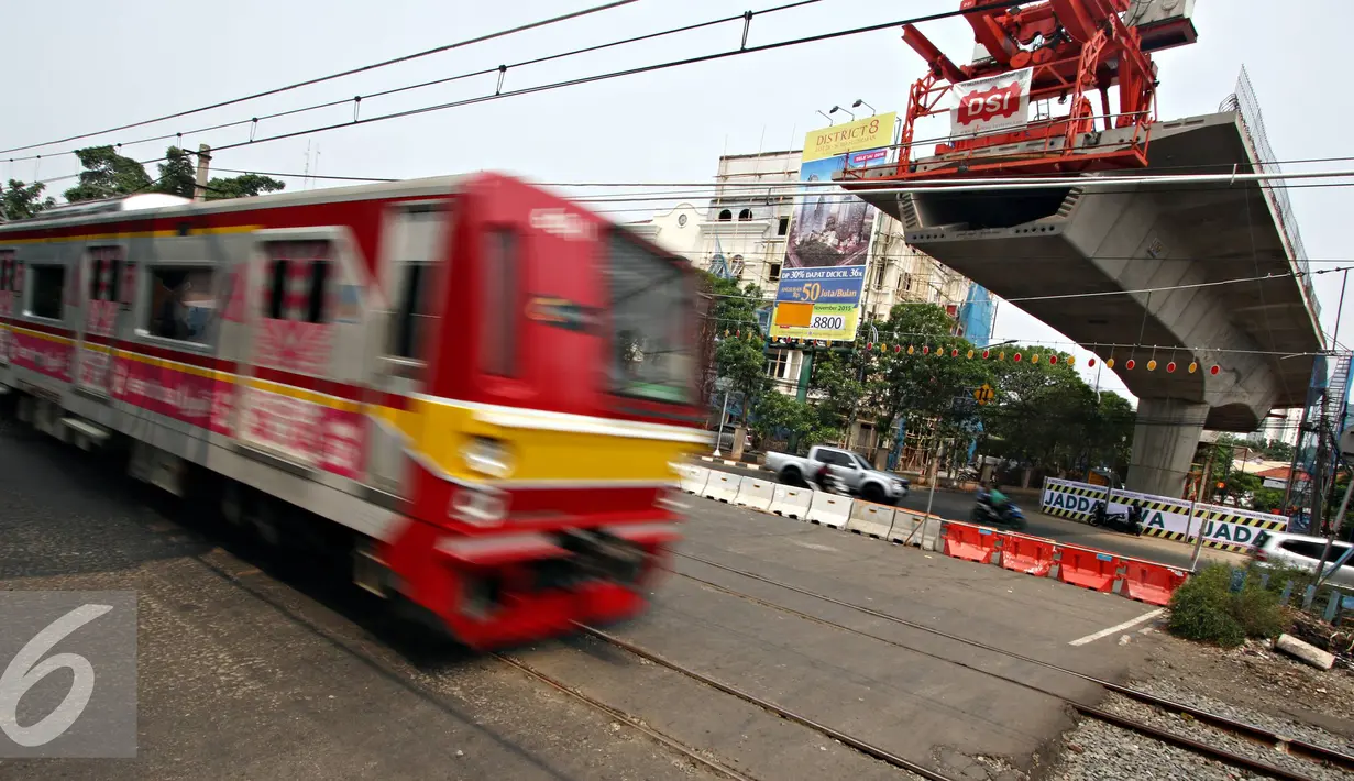 Kereta melintas di kawasan Permata Hijau-Patal Senayan yang ditutup, Jakarta, Selasa (3/11). Penutupan dilakukan karena adanya pekerjaan jalur atas fly over yang nantinya juga akan dilakukan secara permanen. (Liputan6.com/Immanuel Antonius)