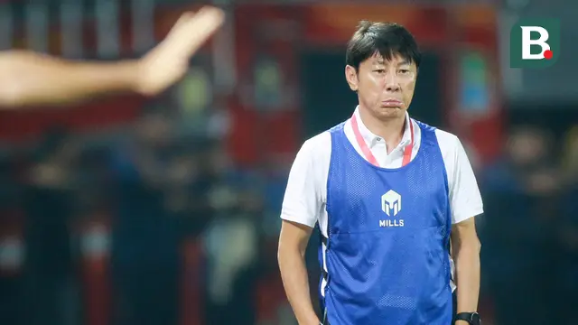 Foto: Tampil Beda, Shin Tae-yong Kenakan Rompi Saat Mendampingi Timnas Indonesia Menghadapi Thailand di Piala AFF U-19 2022