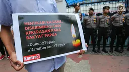 Masa aksi dari berbagai aliansi dan LBH menggelar aksi depan kantor Kominfo, Jumat (23/8/2019). Aksi terkait menolak pembatasan akses informasi dan internet di Papua dan Papua Barat yang dilakukan sepihak oleh Komenterian Komunikasi dan Informasi. (Liputan6.com/Fery Pradolo)