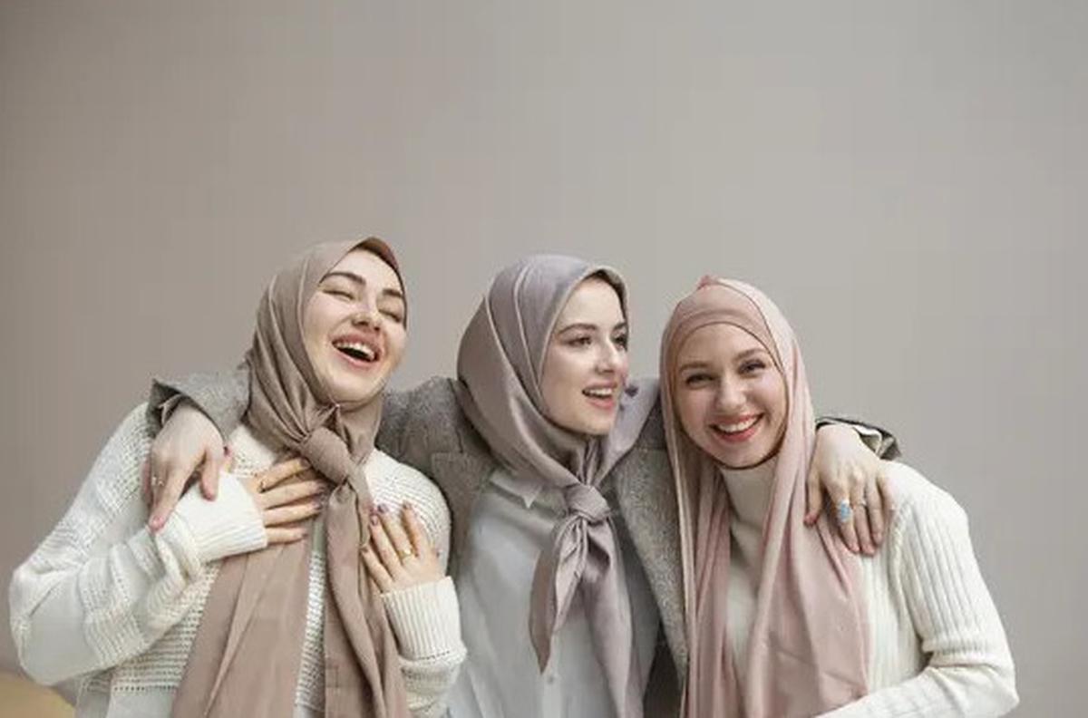 6 Rekomendasi Warna Hijab 2025 yang Bikin Wajah Semakin Glowing, Coba Yuk!